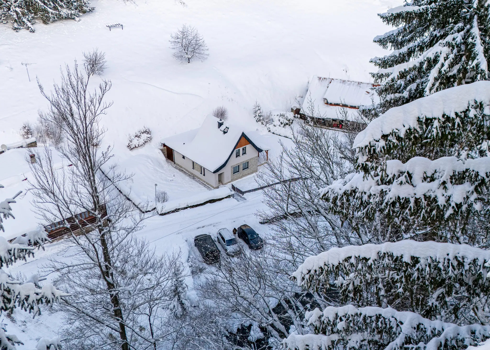 Dolní Dvůr je jednou z klidnějších částí Krkonoš.
